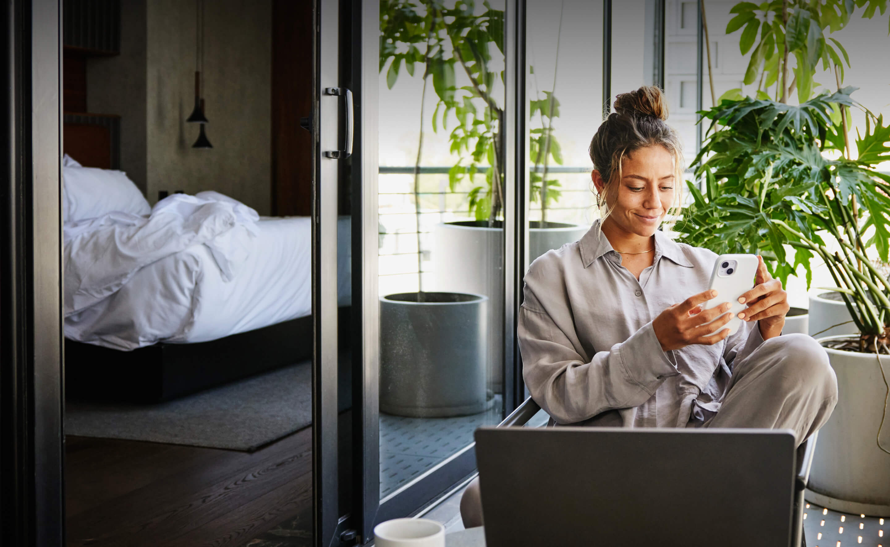 Eine Person bezahlt mit dem Smartphone im Kaffee
