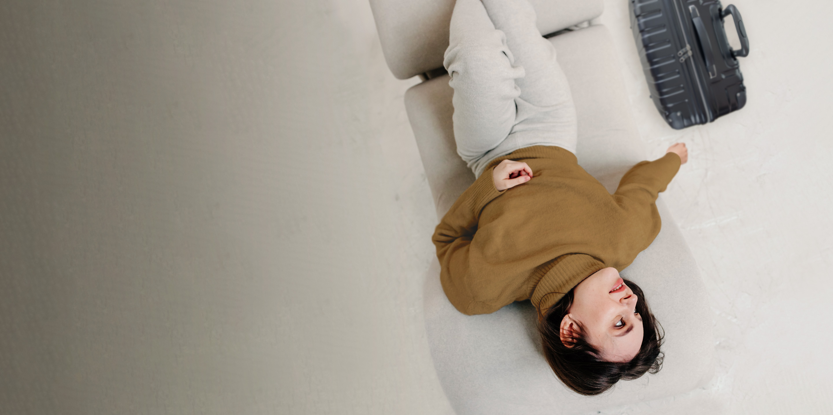 Frau entspannt in der Airport-Lounge