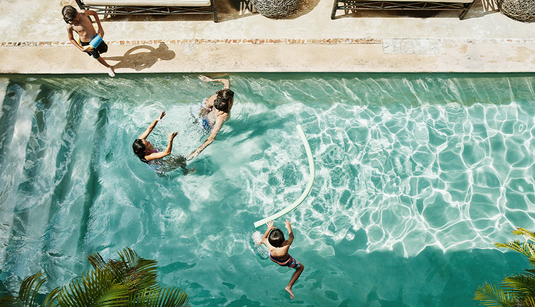 Familie hat Spaß am Hotel-Pool