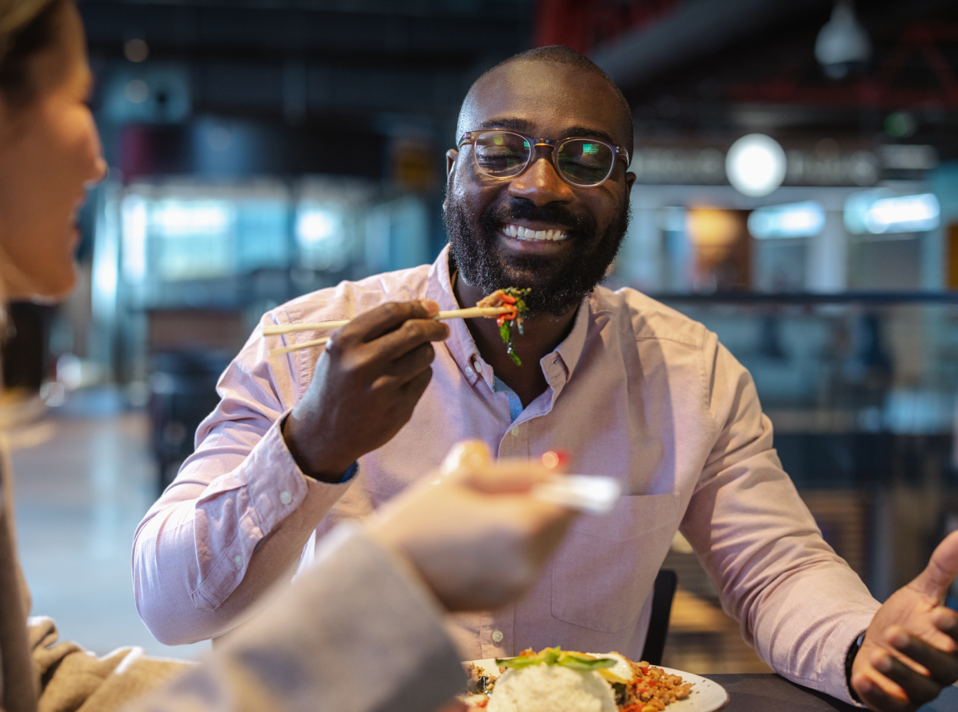 Mann genießt sein Lounge on the Go Verzehrguthaben am Flughafen
