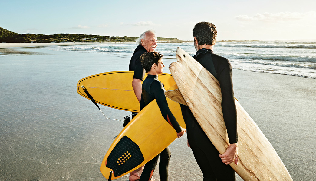 Familie am Strand beim Surfen