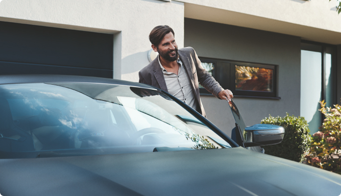 Mann steigt ins Auto ein