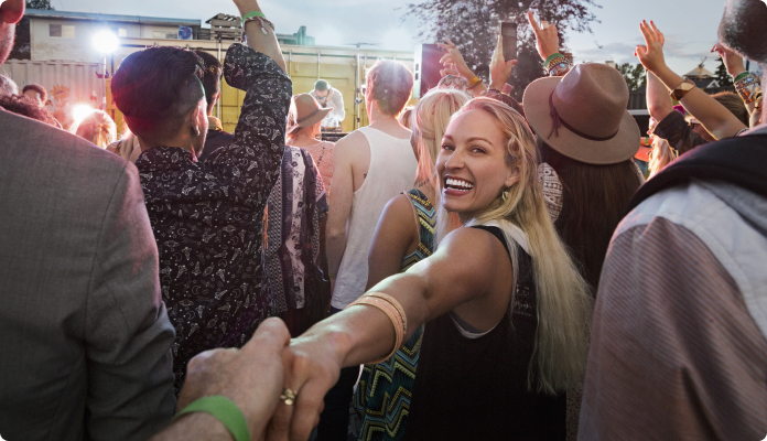 Frau beim Musikfestival