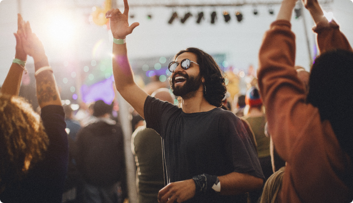 Mann feier beim Musikfestival