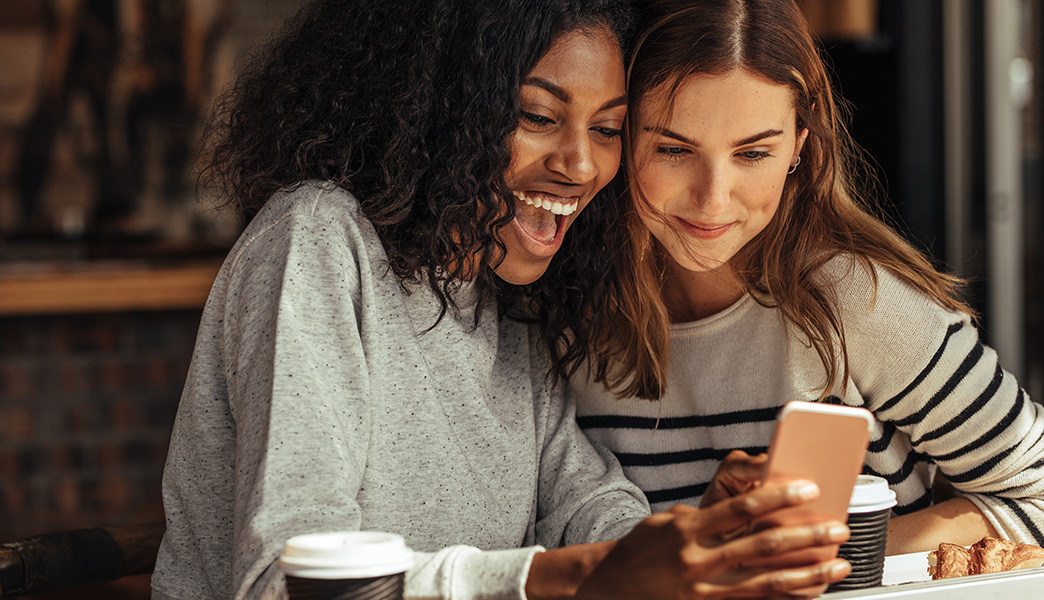 Zwei Junge Frauen schauen auf ein Smartphone