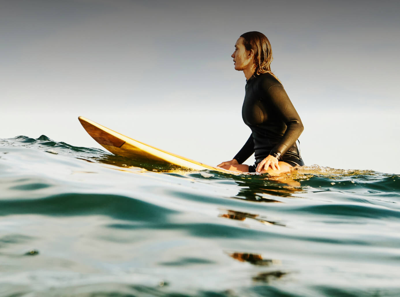 Surferin auf dem Wasser